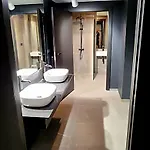 Castle Loft Apartment,spa, Gym ,sauna & Swimming Pool Free Parking *